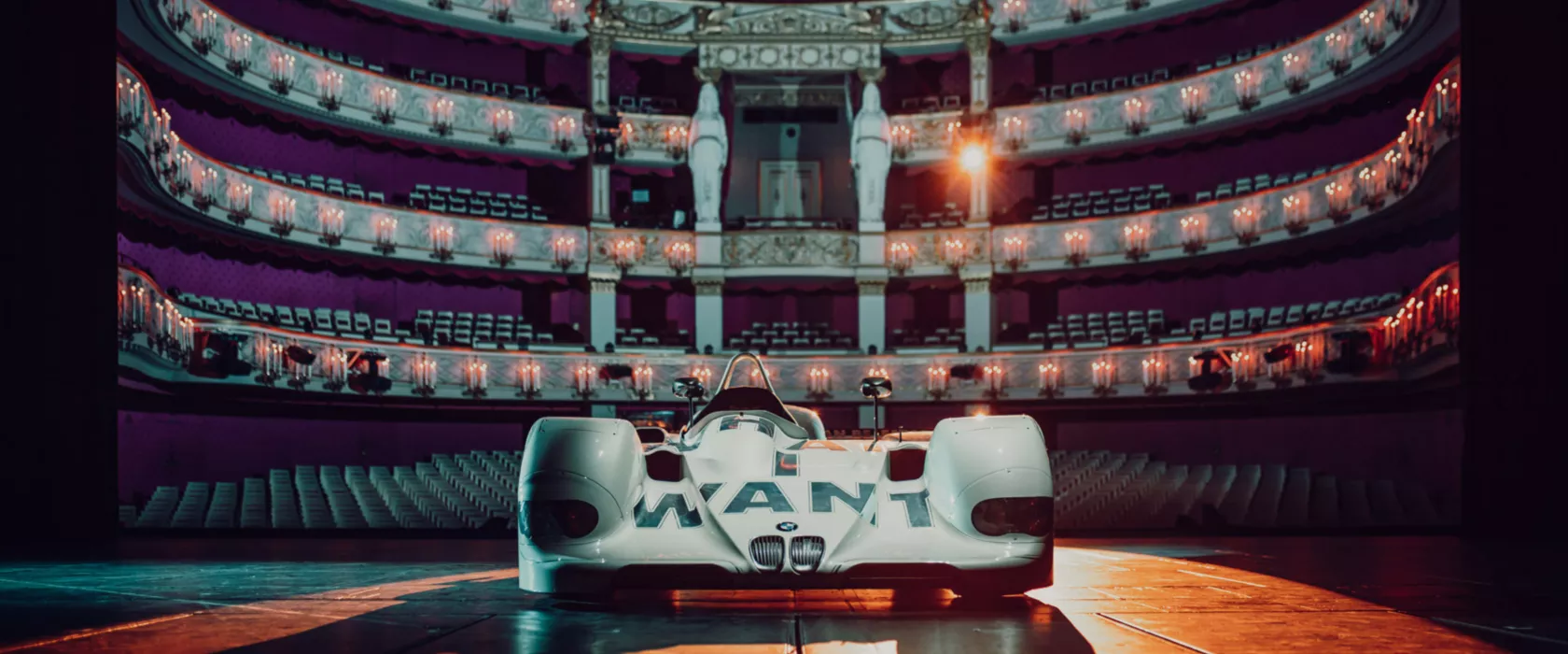 BMW Art Car von Jenny Holzer (BMW V12 LMR, 1999) in der Bayerischen Staatsoper, München