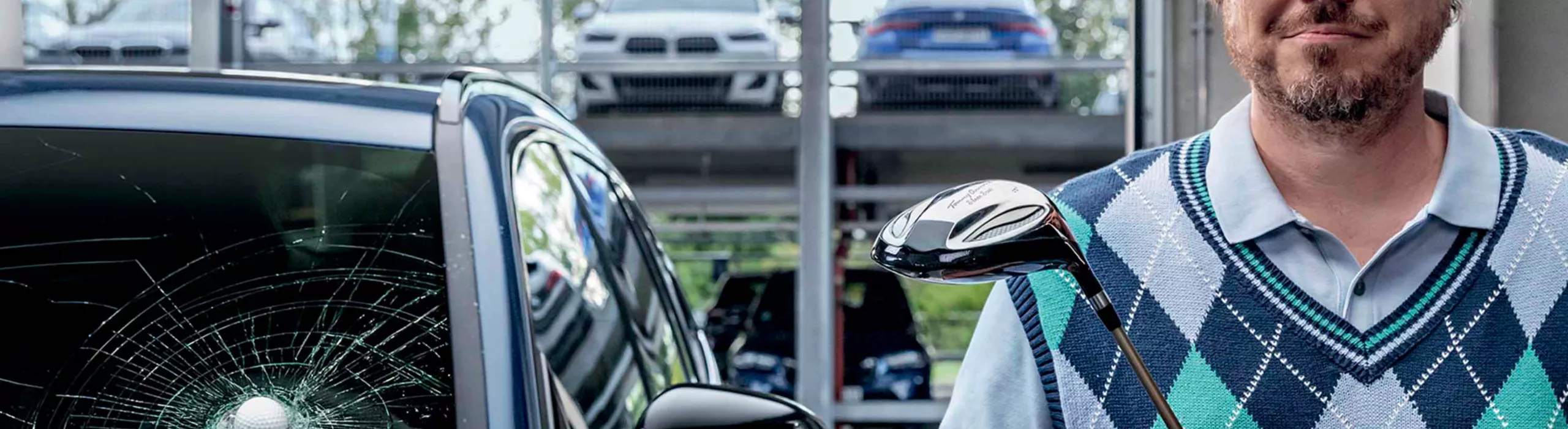 Technicien BMW remplaçant un pare-brise avec précision et expertise.