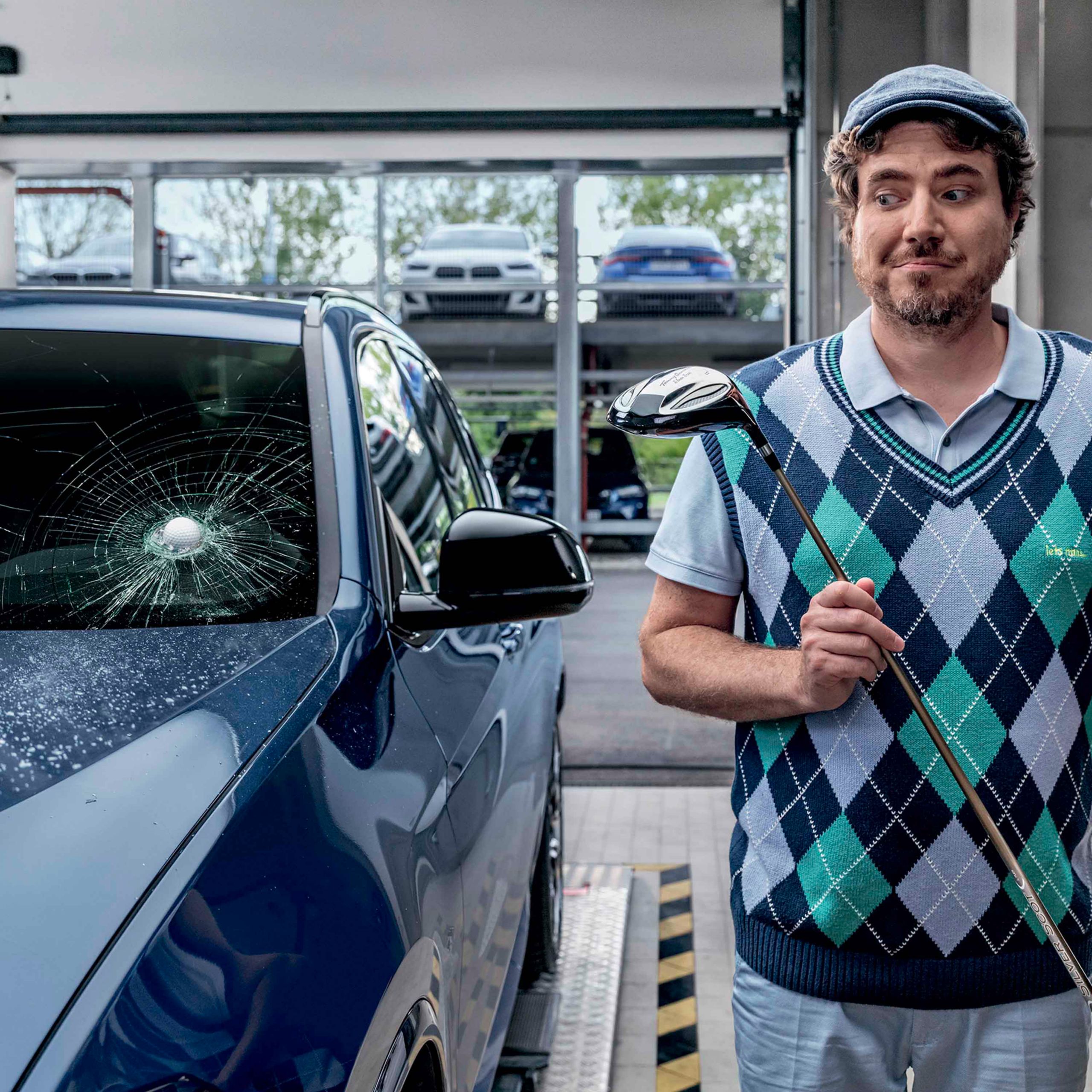 Technicien BMW remplaçant un pare-brise avec précision et expertise.