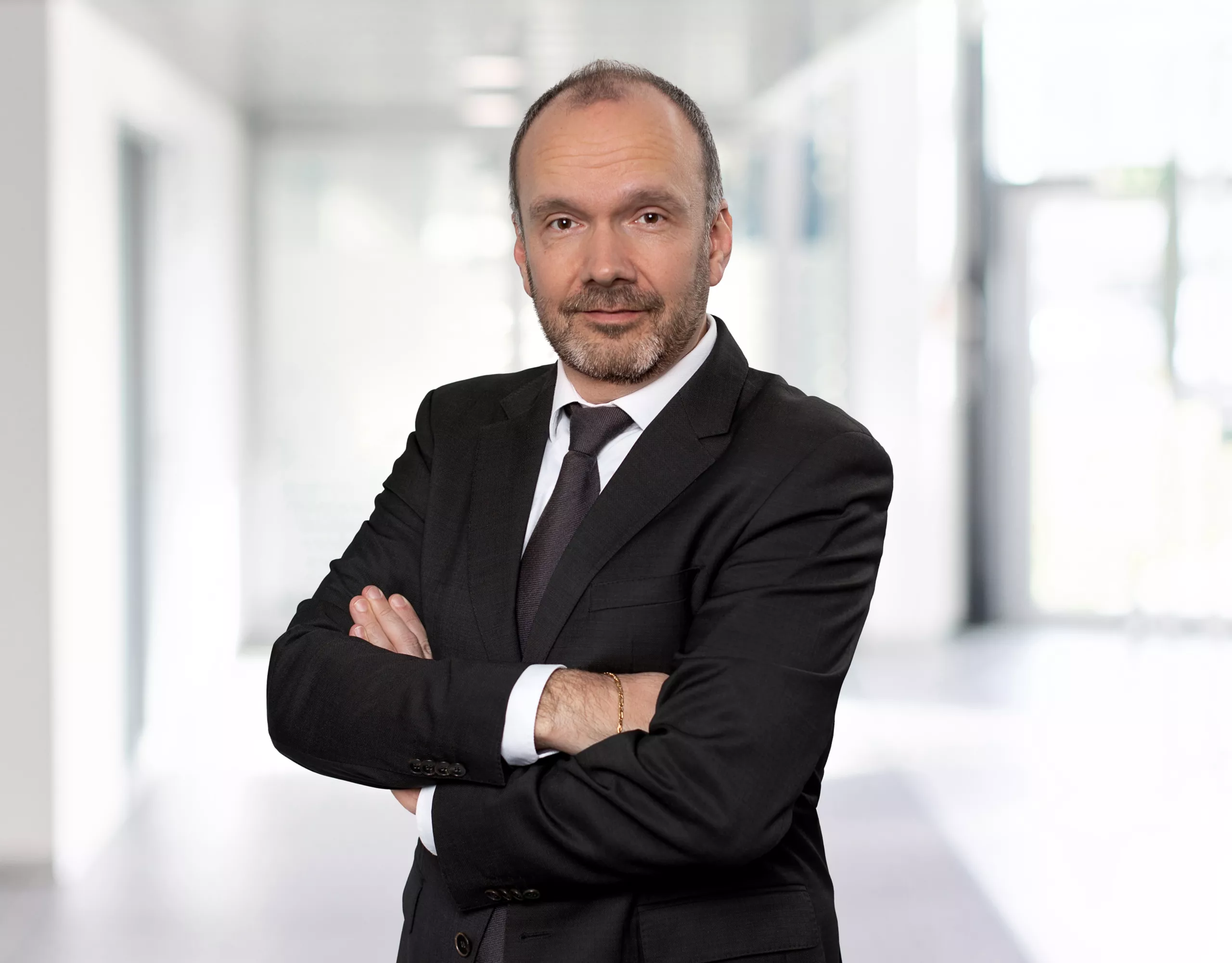 BMW Leasing Frau im Auto offene Tuer Lachen