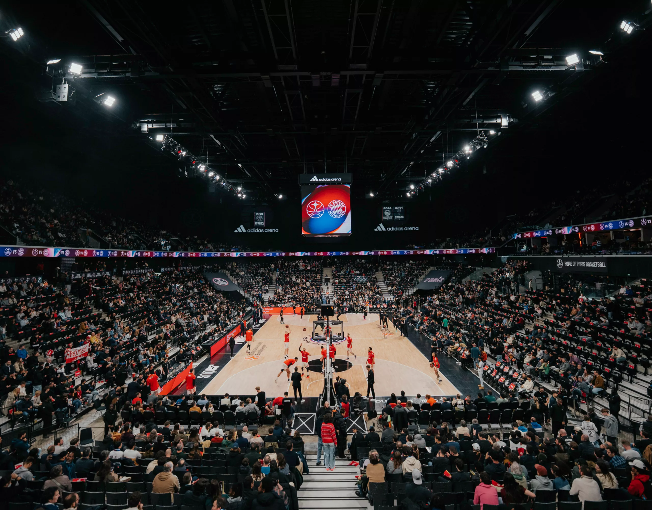Wir sind in der Arena in Paris angekomen und bereit für das Match
