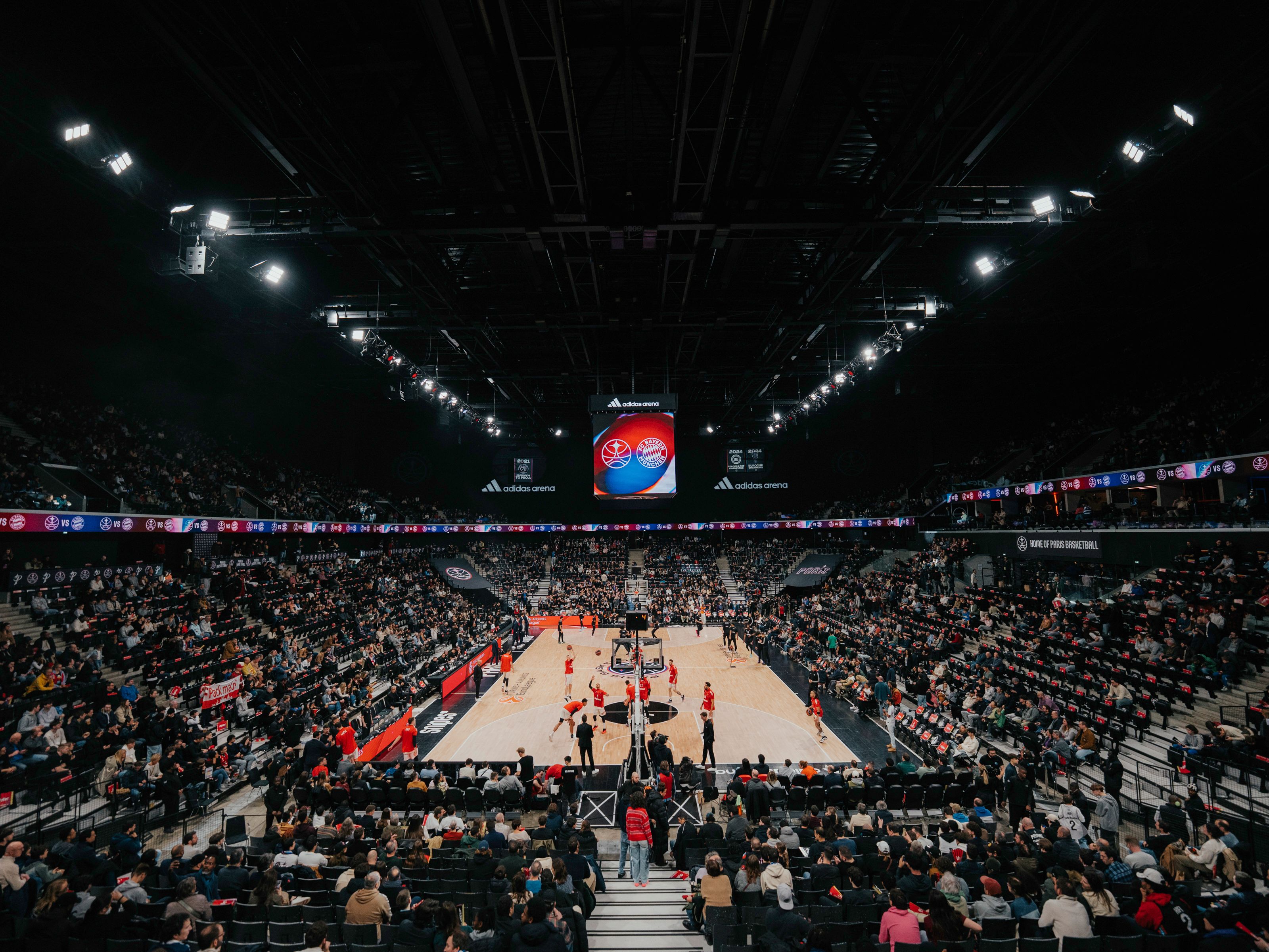 Wir sind in der Arena in Paris angekomen und bereit für das Match