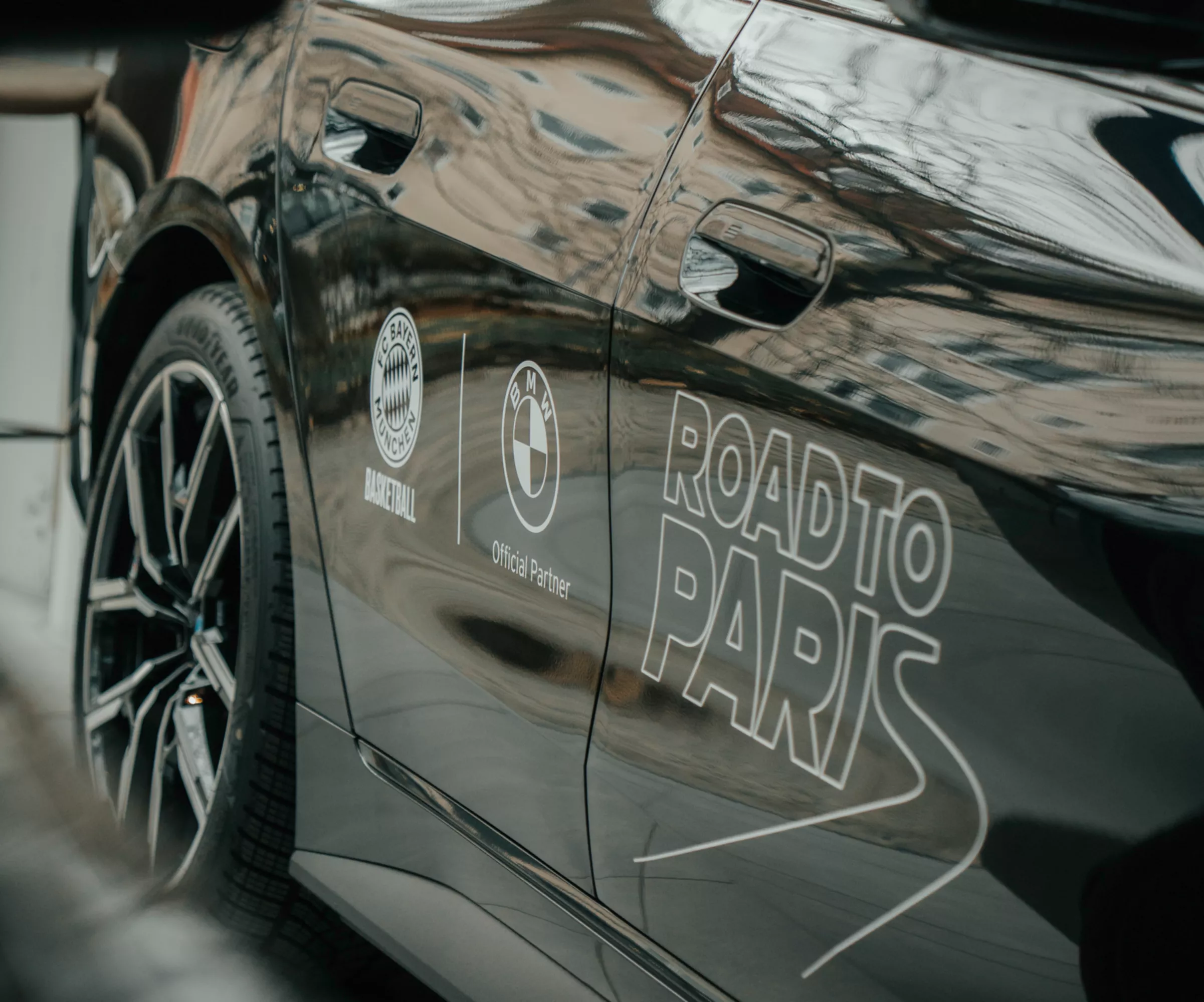 Unsere BMW‘s sind für den Roadtrip nach Paris sogar gebrandet.