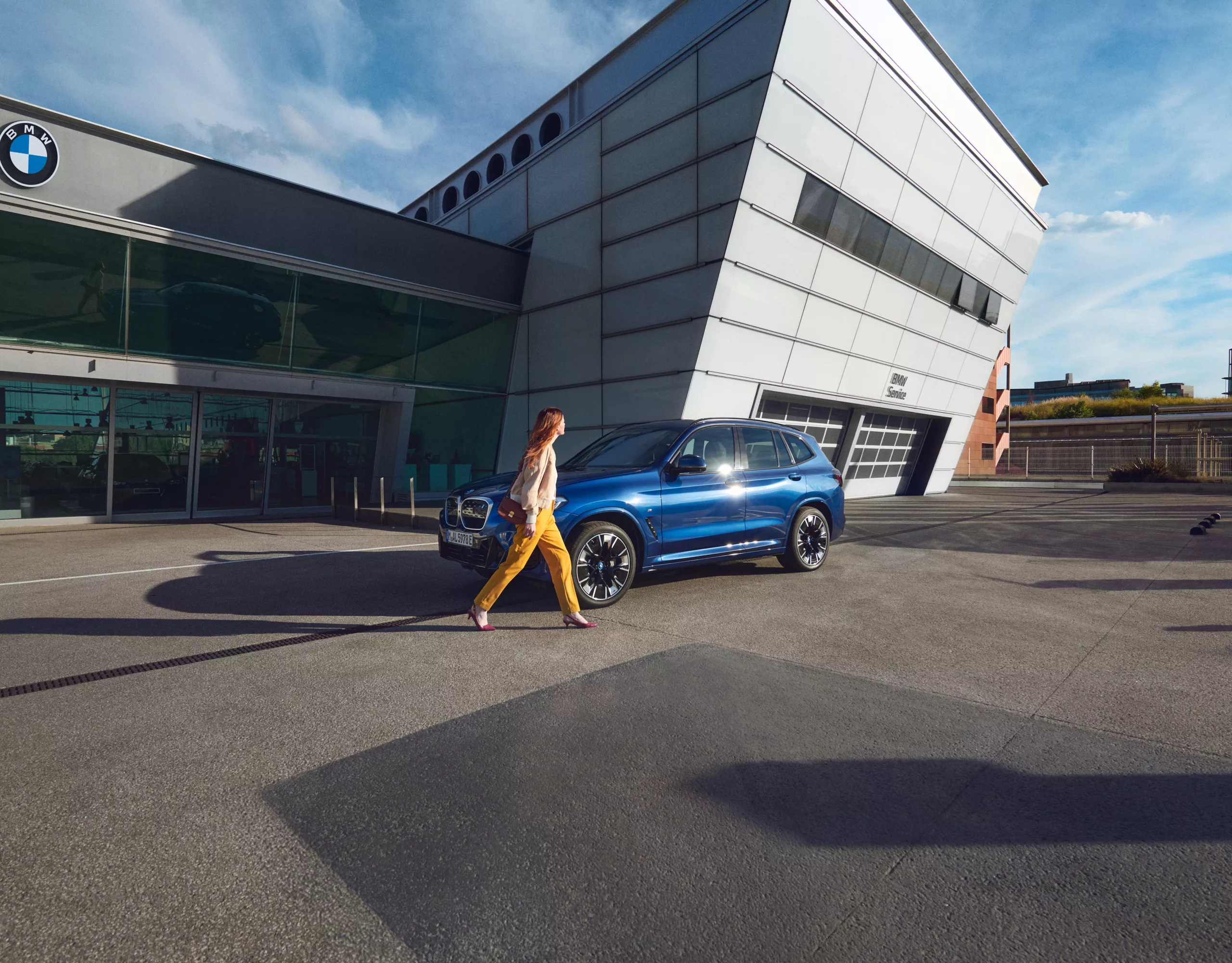 Person sitzt im BMW und bedient das zentrale Informations-Display