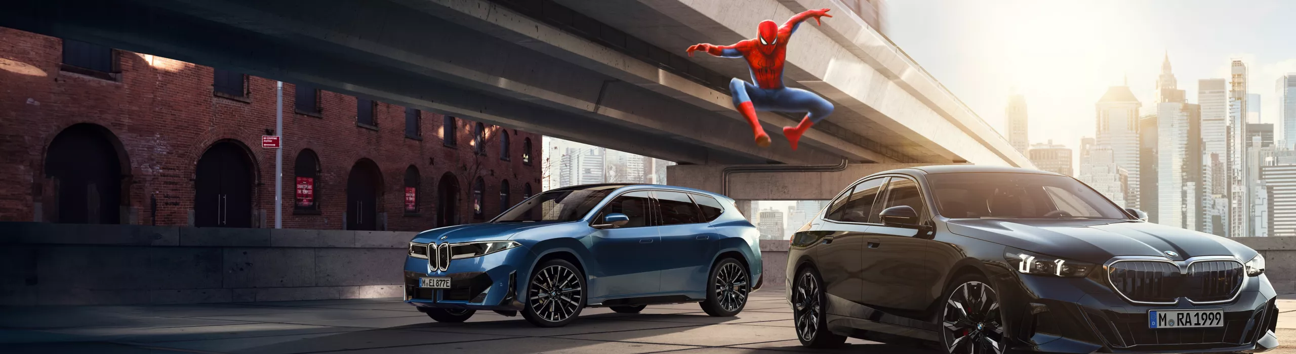 Der BMW iX3 und der BMW 5er aus dem Kinofilm Spider-Man: Brand New Day.