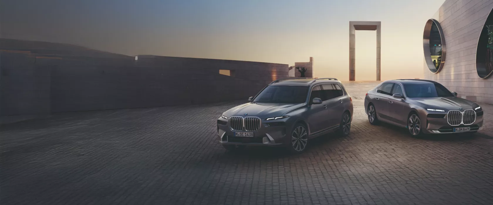 Sprzedaż korporacyjna BMW dla klientów korporacyjnych i firm mężczyzna przed BMW