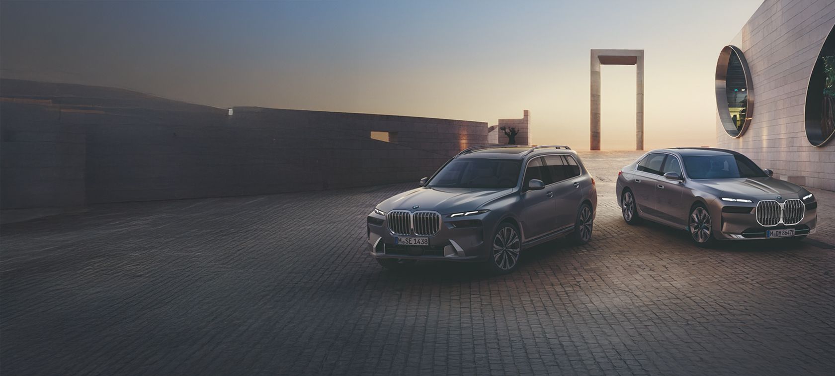 Sprzedaż korporacyjna BMW dla klientów korporacyjnych i firm mężczyzna przed BMW