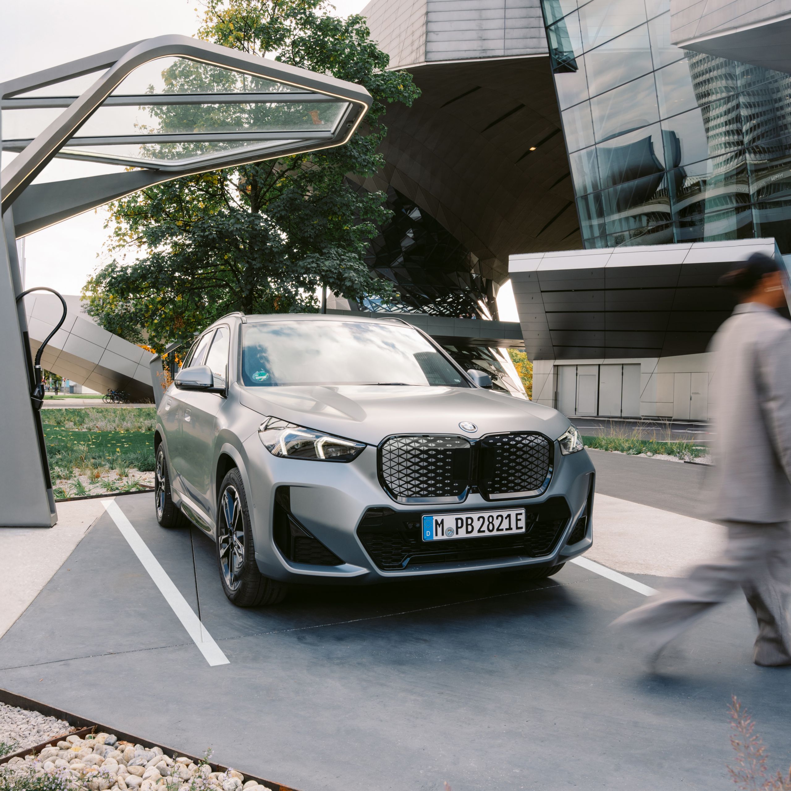 Model BMW iX1 parcat într-o stație de încărcare
