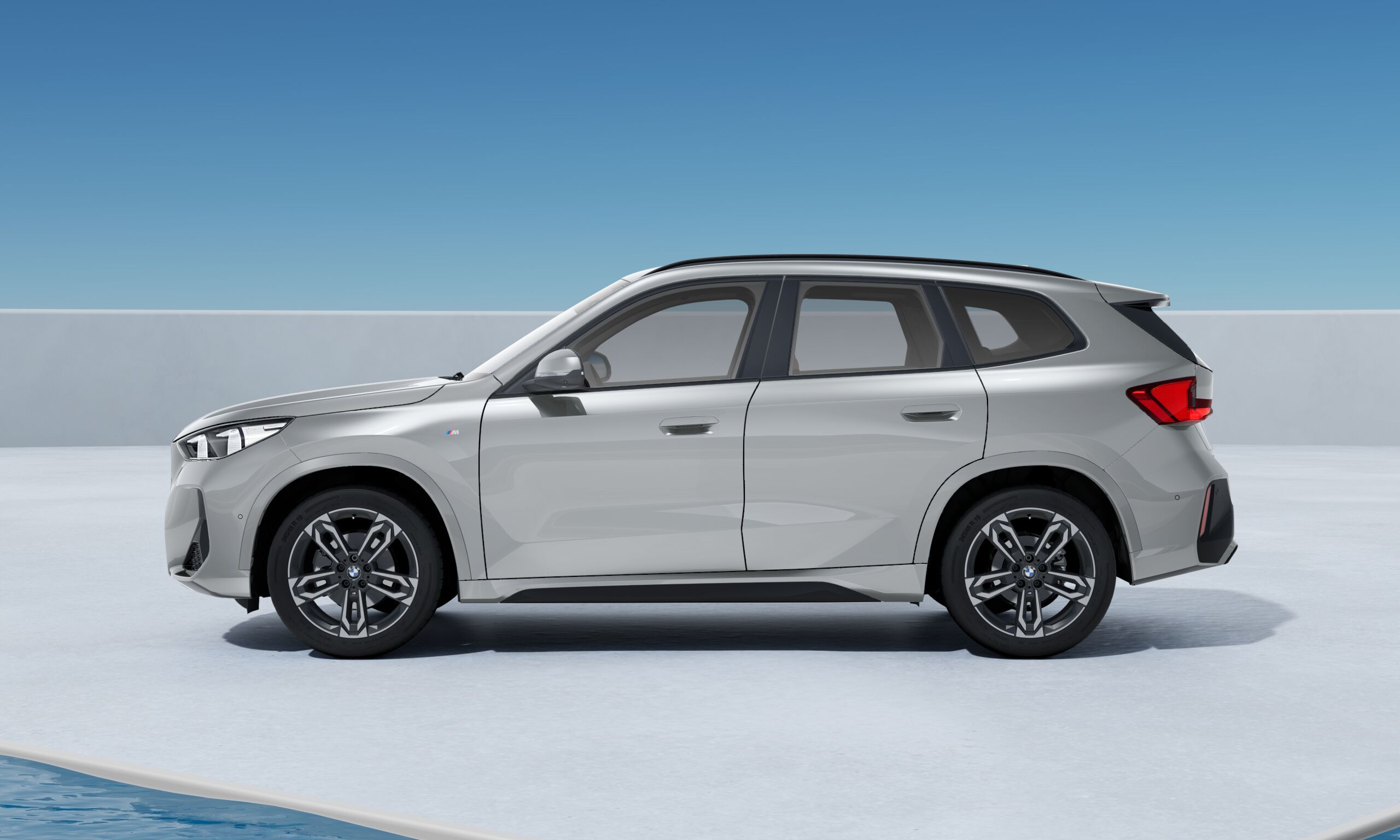 มุมมองด้านข้างรถของ BMW X1 