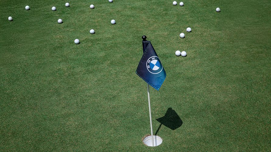 Zwei Golfspieler auf Golfplatz