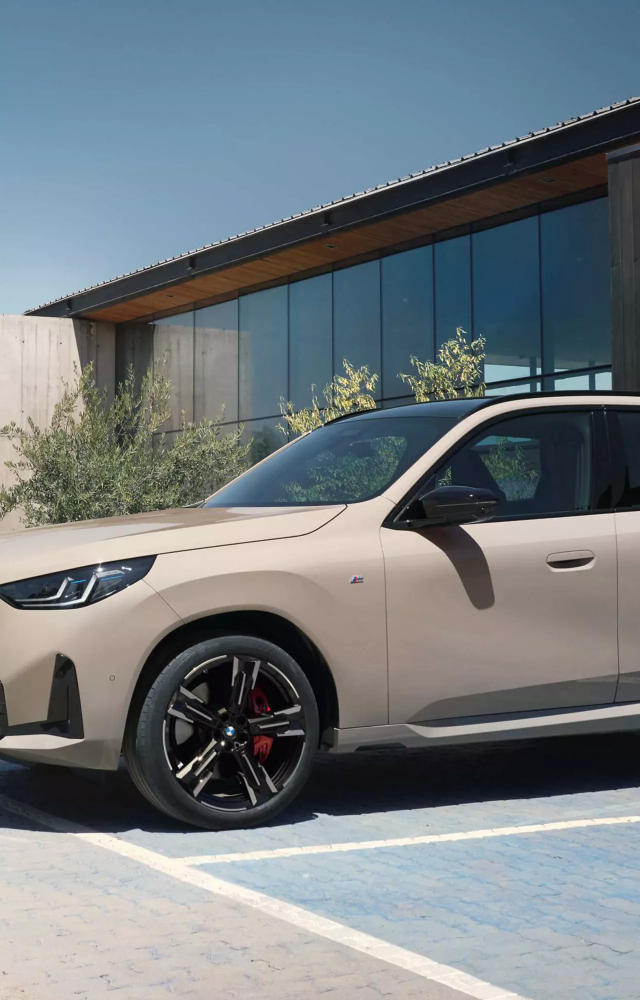 En parkerad BMW X3.