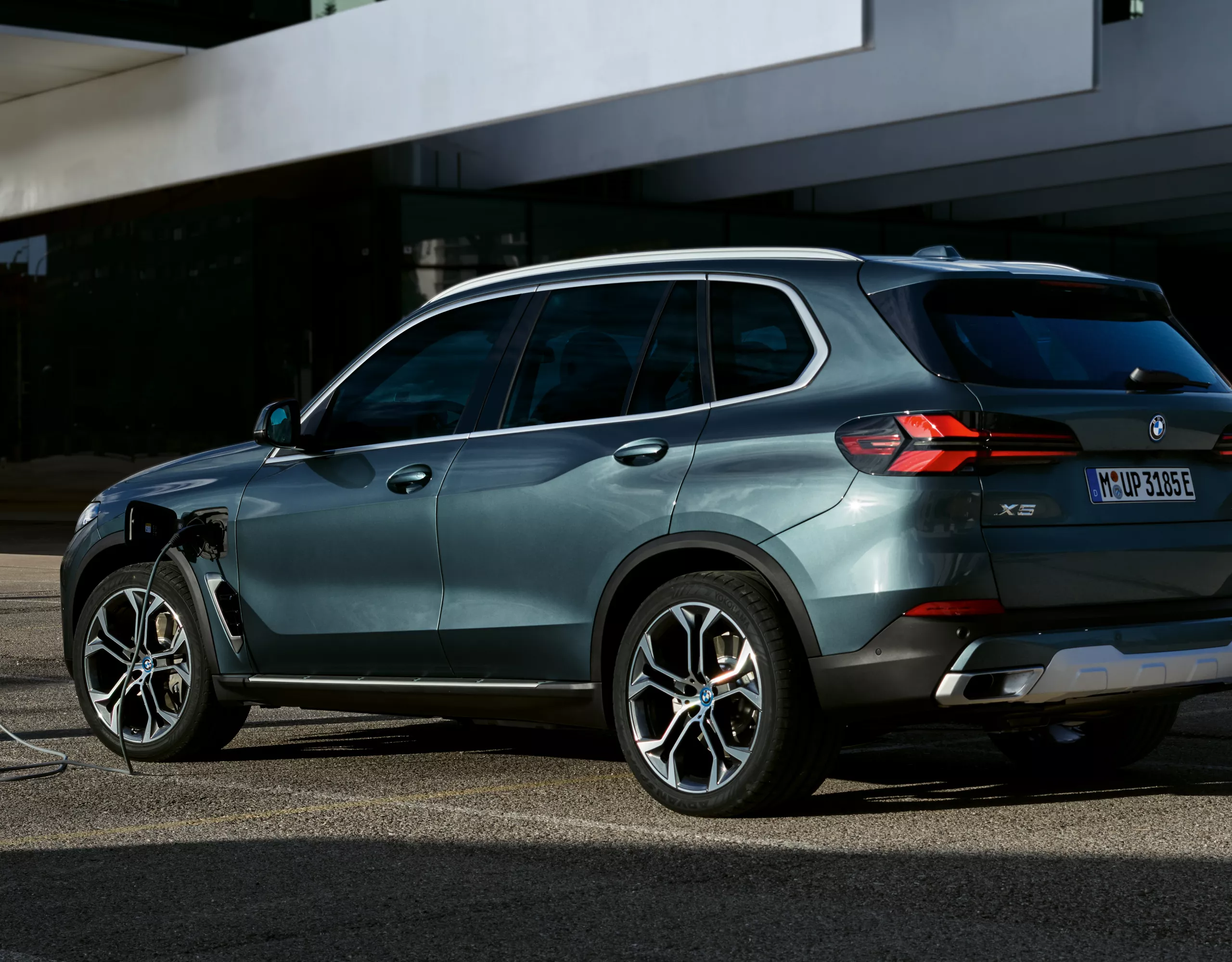 BMW X5 Plug-in Hybrid green rear view