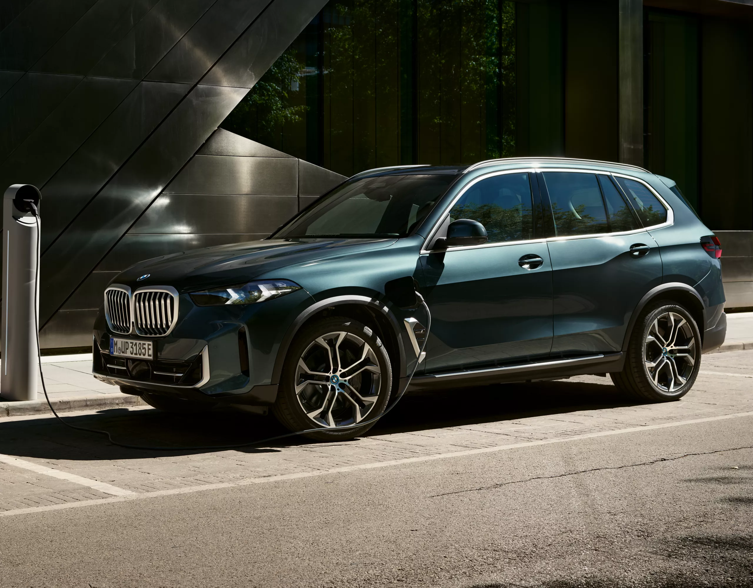 BMW X5 Plug-in Hybrid green front view