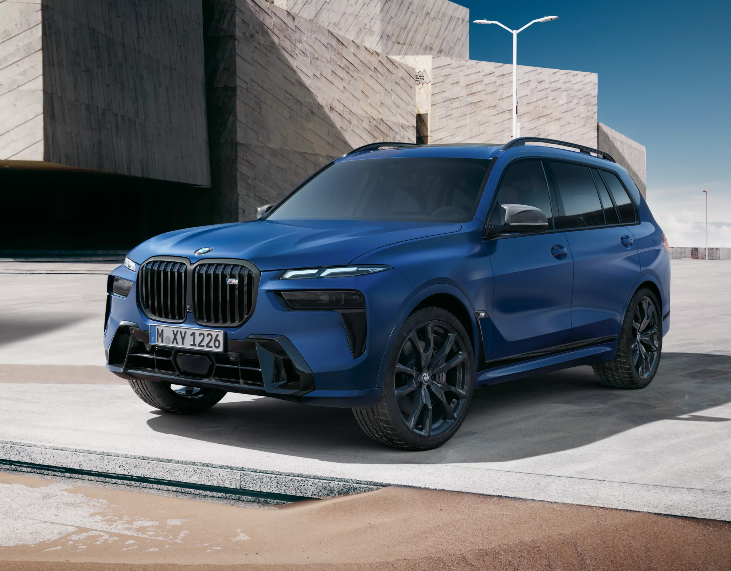 BMW X7 M60i blue front view