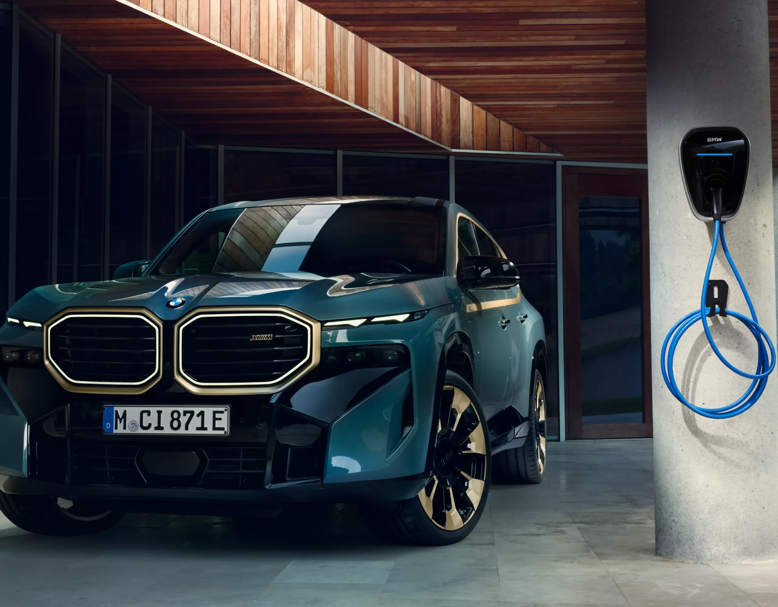 BMW XM G09 side view