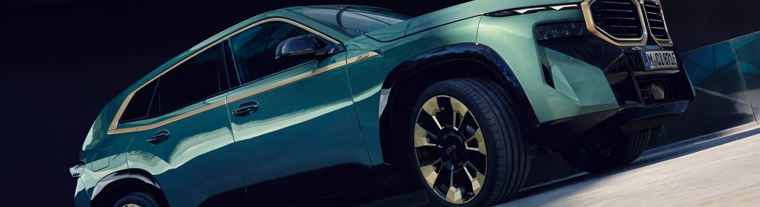 BMW X7 G09 3/4 rear view 