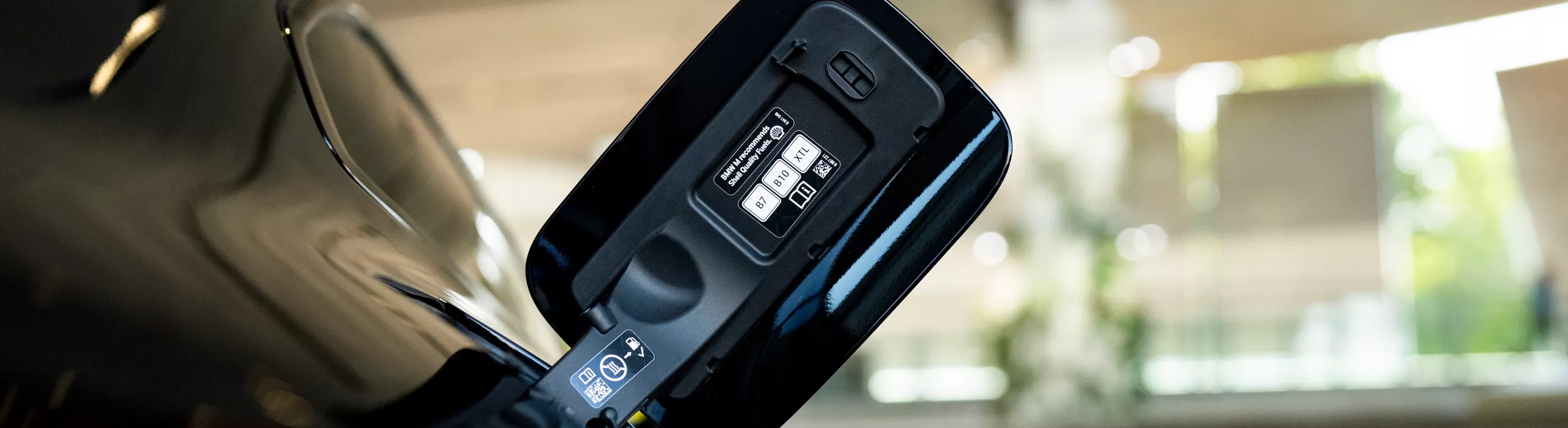 Nahaufnahme eines BMW-Tankdeckels mit HVO100-Kompatibilitätslabel