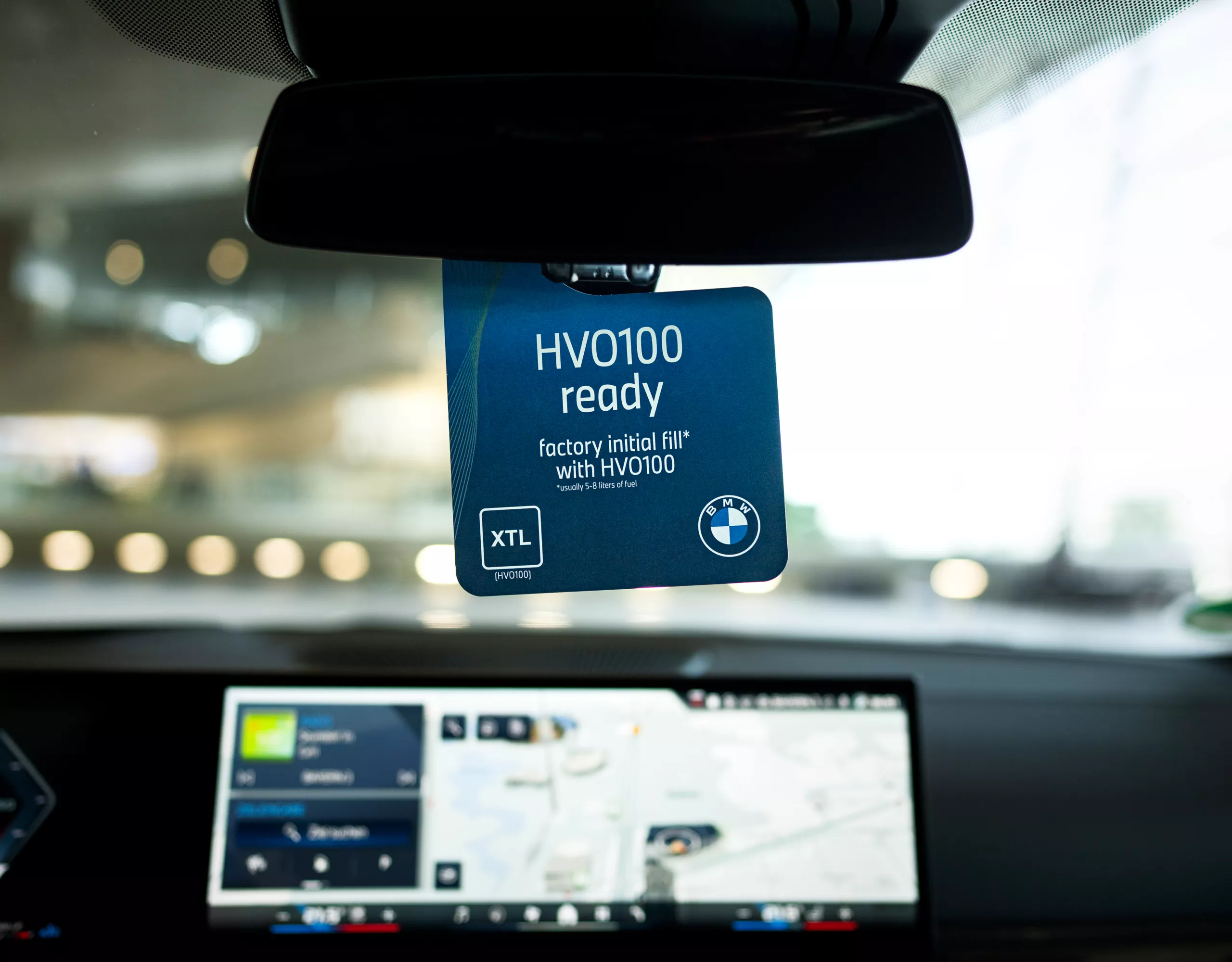 Interieuransicht eines BMW mit einem Schild, das darauf hinweist, dass das Fahrzeug für den Betrieb mit HVO100-Dieselkraftstoff geeignet ist