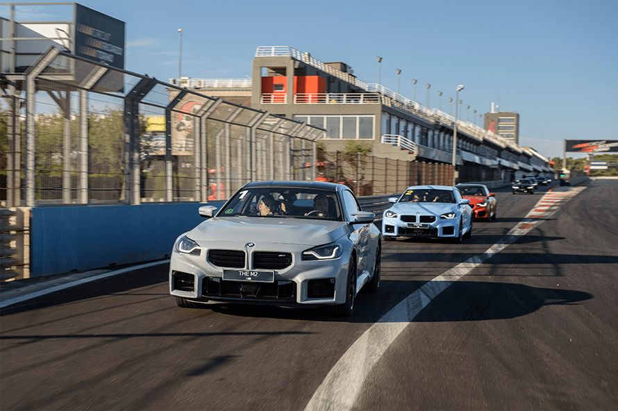BMW em ação na pista durante o curso BMW M Driving Experience