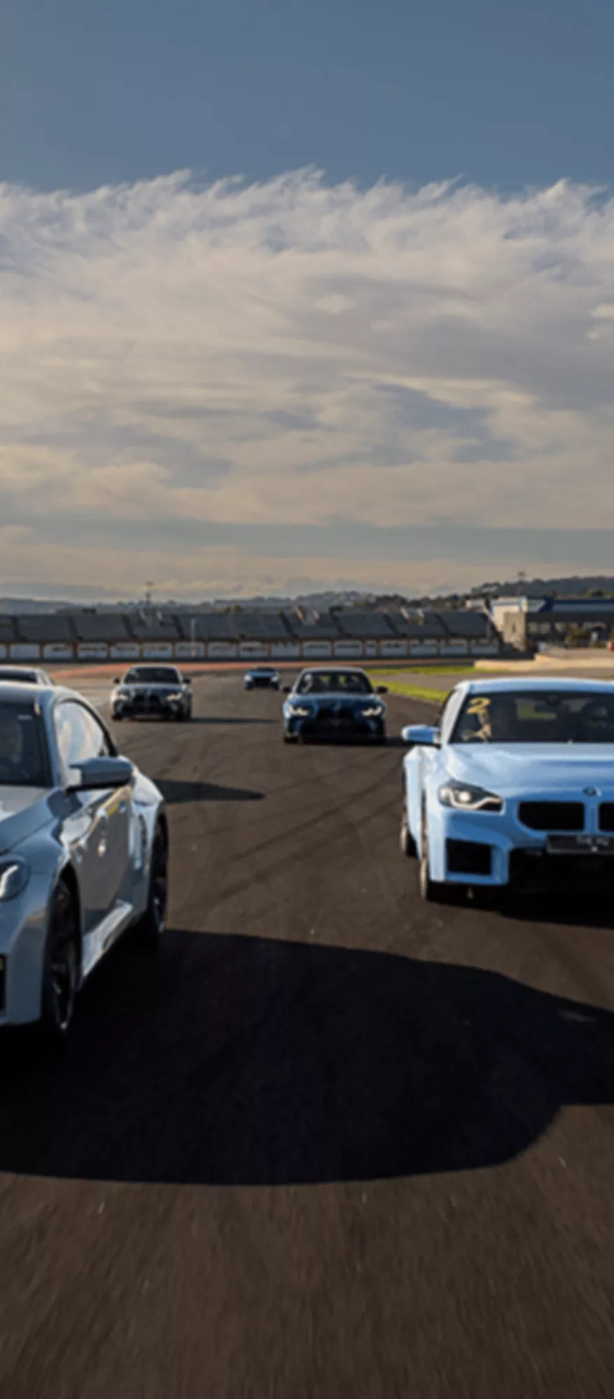 BMW em ação na pista durante o curso BMW M Driving Experience