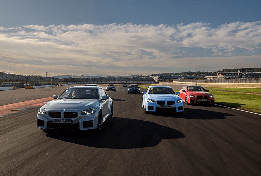 BMW em ação na pista durante o curso BMW M Driving Experience