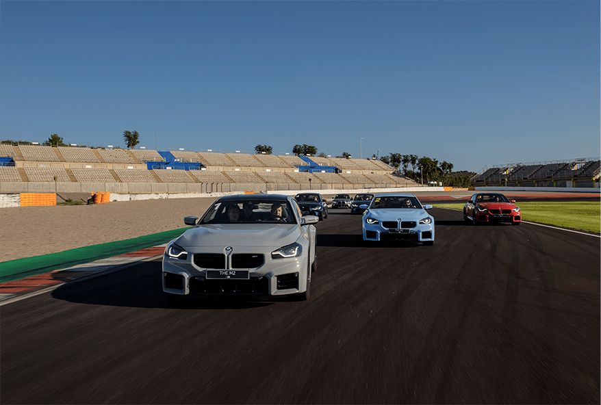 BMW em ação na pista durante o curso BMW M Driving Experience