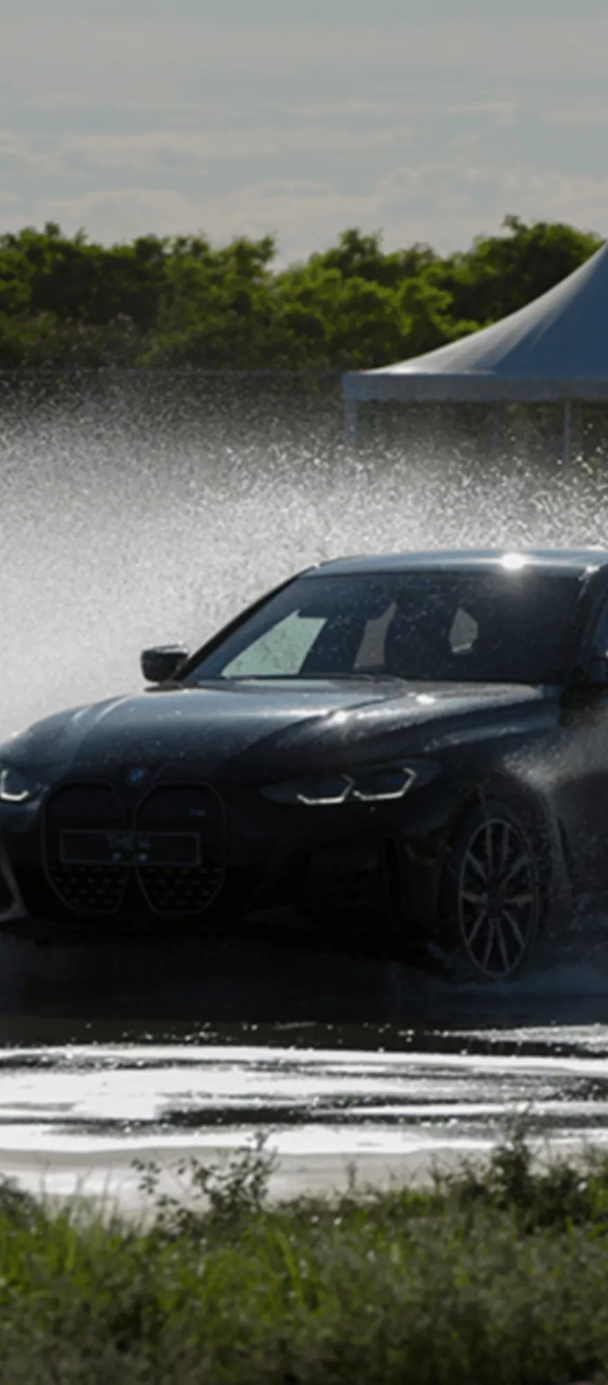 BMW em ação na pista durante o curso BMW M Driving Experience