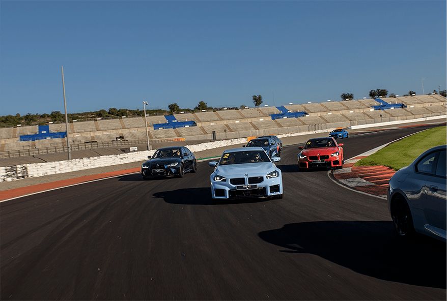 BMW em ação na pista durante o curso BMW M Driving Experience