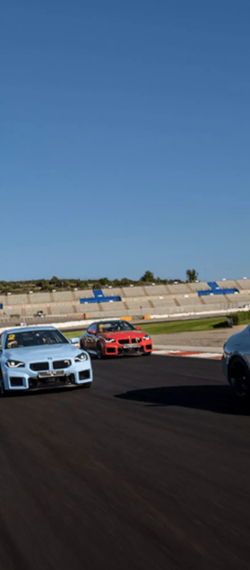 BMW em ação na pista durante o curso BMW M Driving Experience