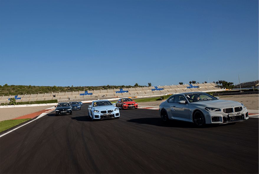 BMW em ação na pista durante o curso BMW M Driving Experience