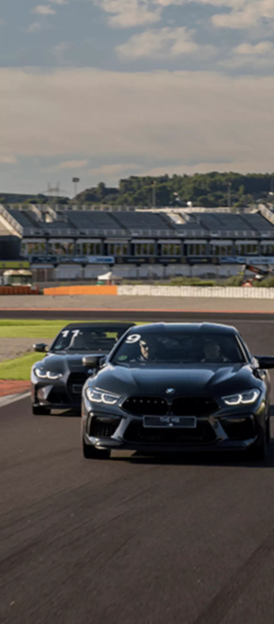 BMW em ação na pista durante o curso BMW M Driving Experience