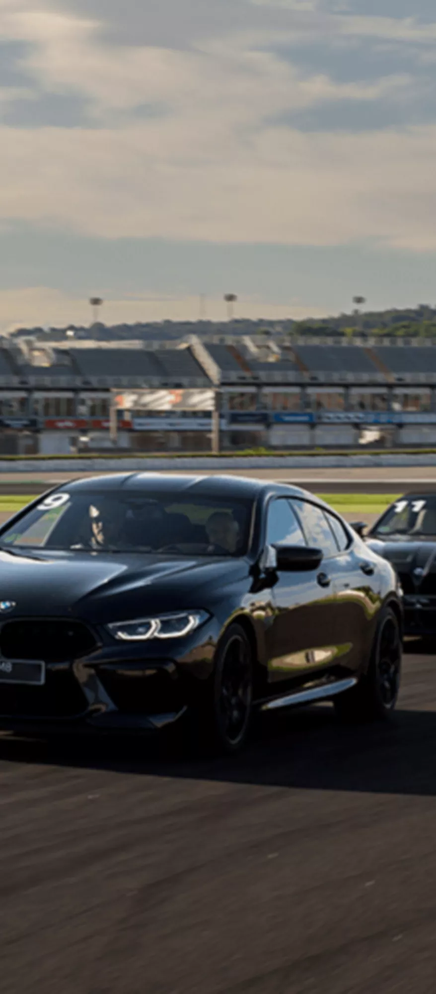 BMW em ação na pista durante o curso BMW M Driving Experience
