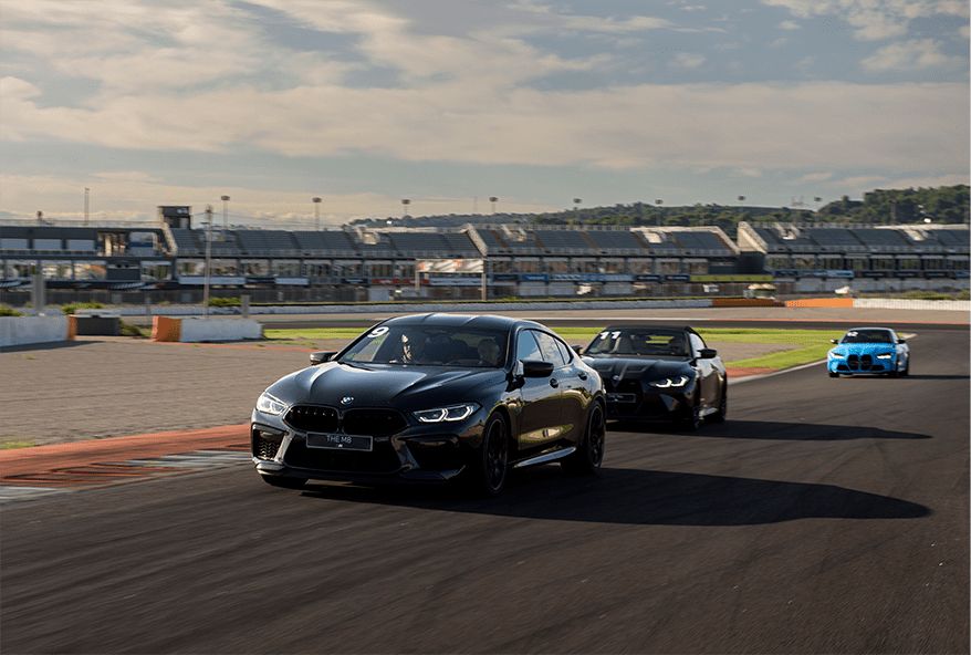 BMW em ação na pista durante o curso BMW M Driving Experience