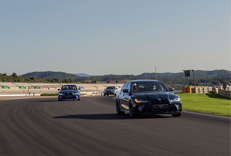 BMW em ação na pista durante o curso BMW M Driving Experience