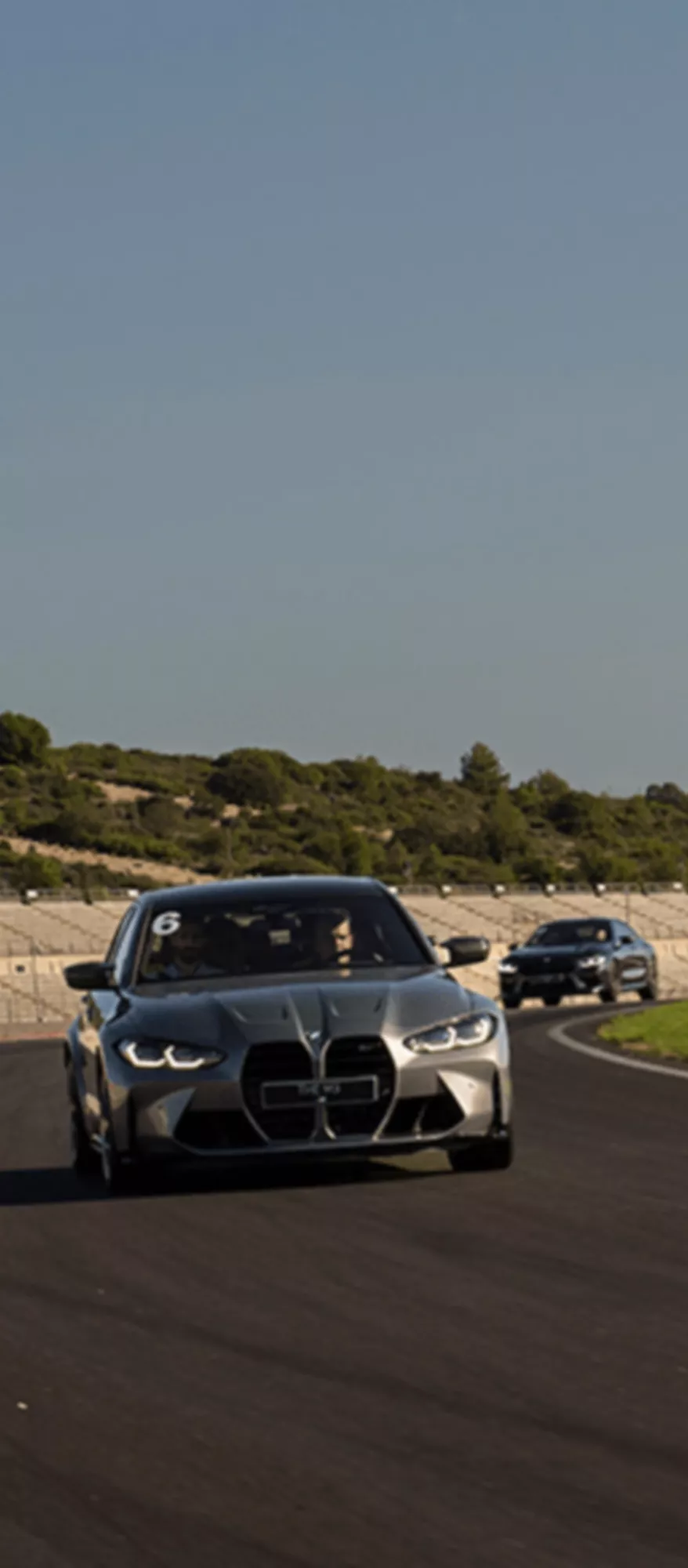 BMW em ação na pista durante o curso BMW M Driving Experience