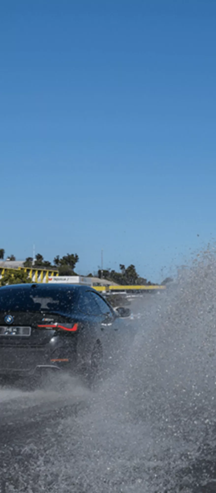 BMW em ação na pista durante o curso BMW M Driving Experience