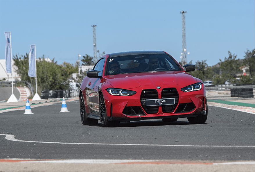 BMW em ação na pista durante o curso BMW M Driving Experience
