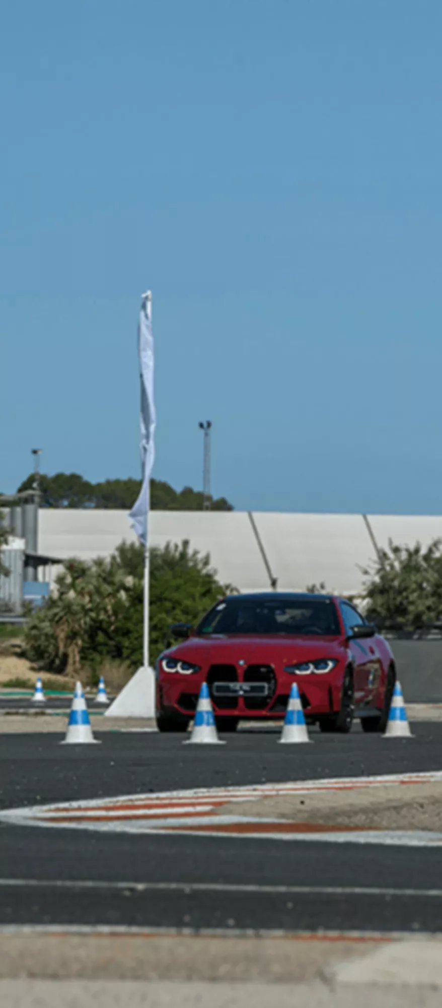 BMW em ação na pista durante o curso BMW M Driving Experience