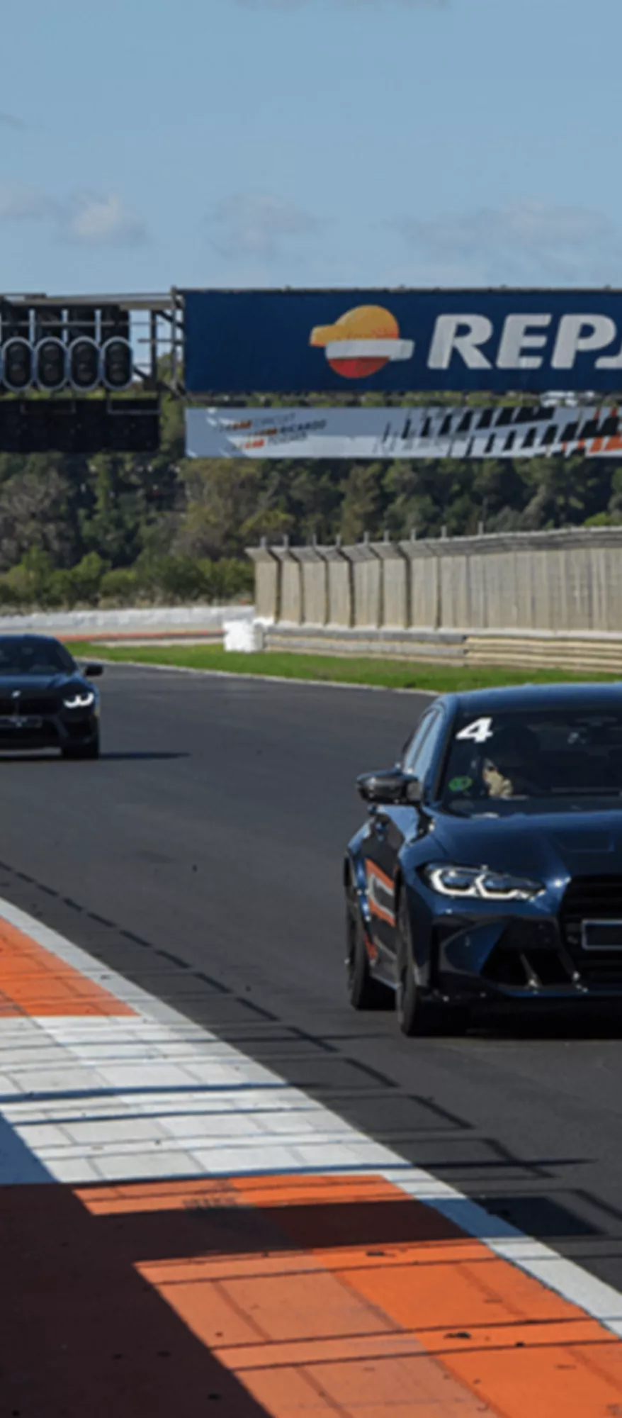 BMW em ação na pista durante o curso BMW M Driving Experience