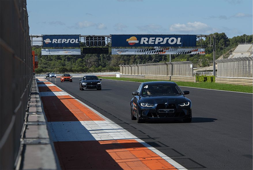 BMW em ação na pista durante o curso BMW M Driving Experience