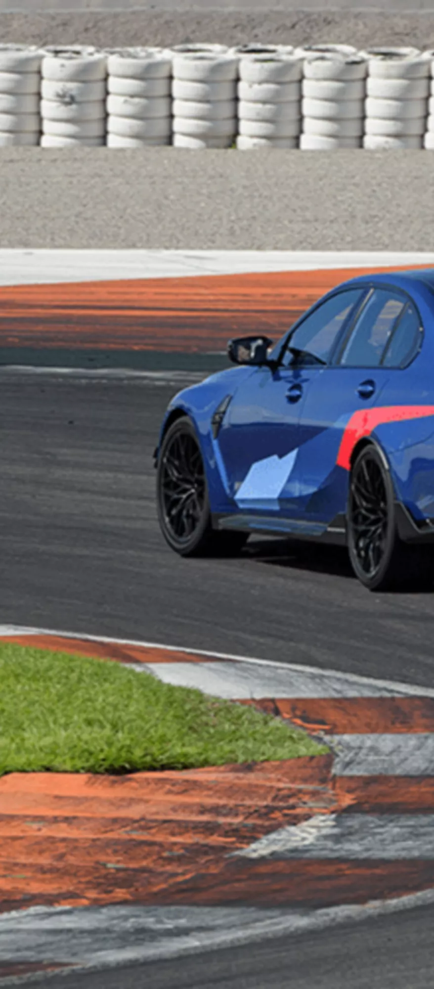 BMW em ação na pista durante o curso BMW M Driving Experience