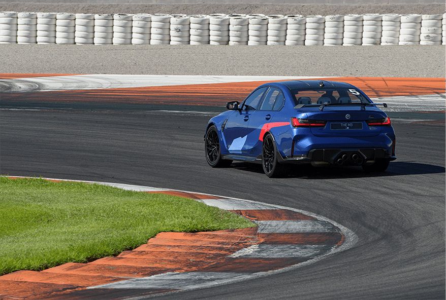 BMW em ação na pista durante o curso BMW M Driving Experience