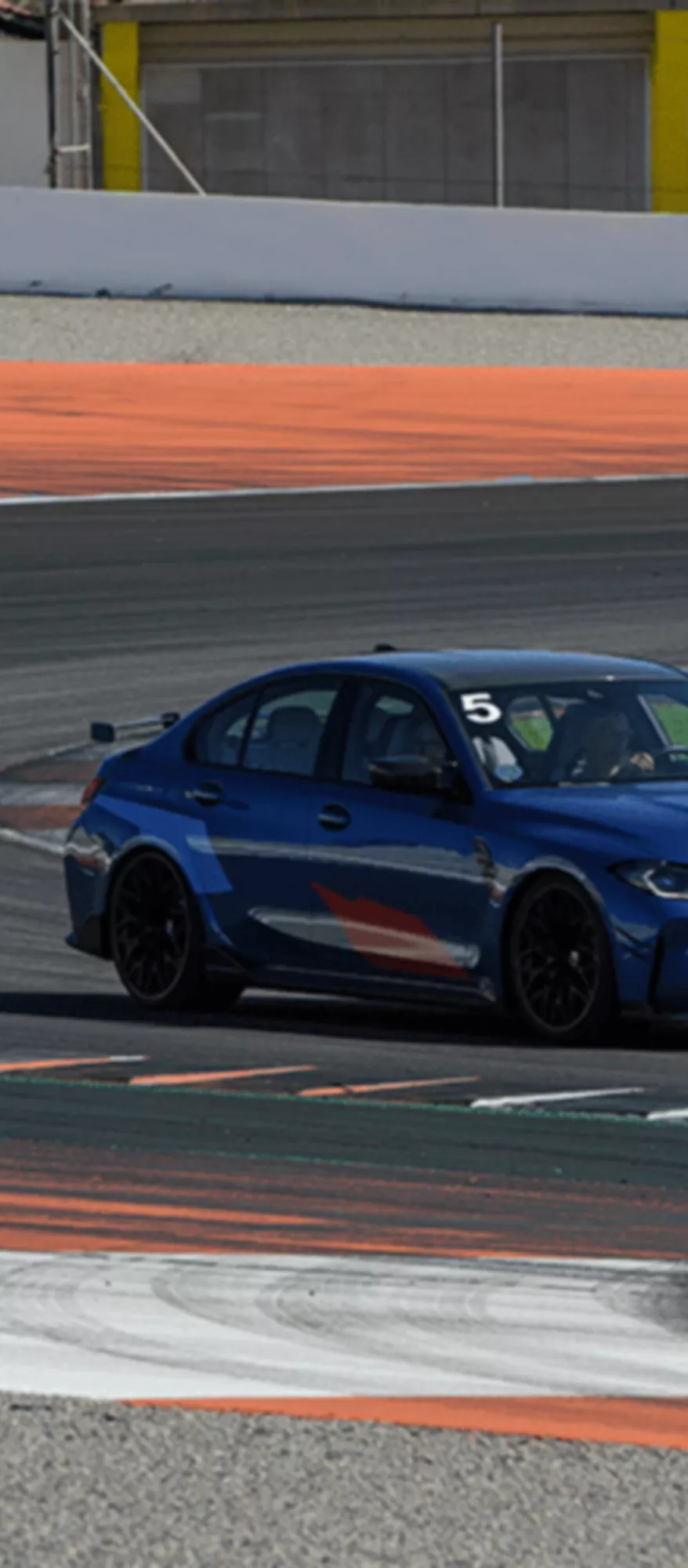 BMW em ação na pista durante o curso BMW M Driving Experience