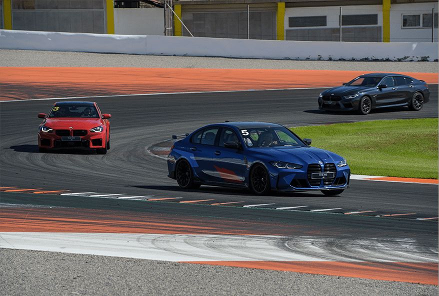 BMW em ação na pista durante o curso BMW M Driving Experience