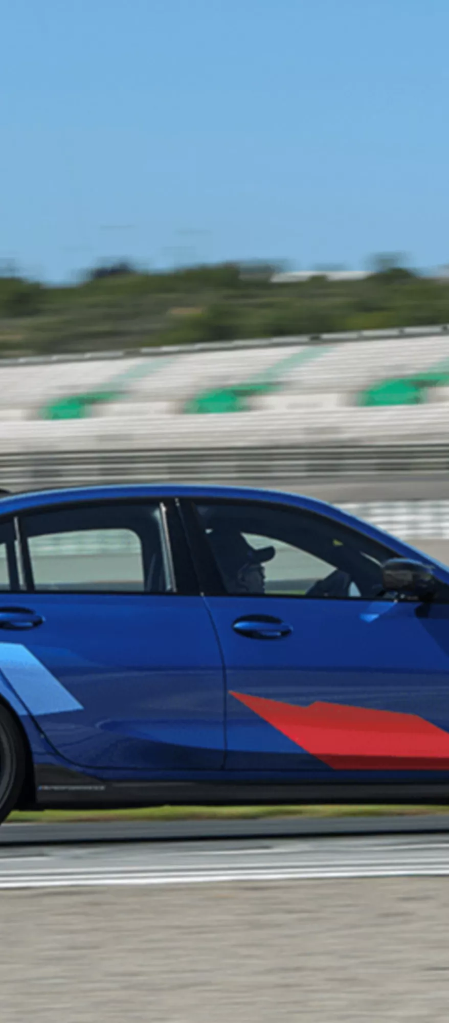 BMW em ação na pista durante o curso BMW M Driving Experience
