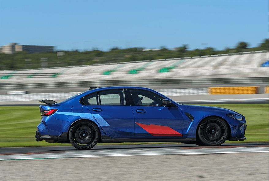 BMW em ação na pista durante o curso BMW M Driving Experience