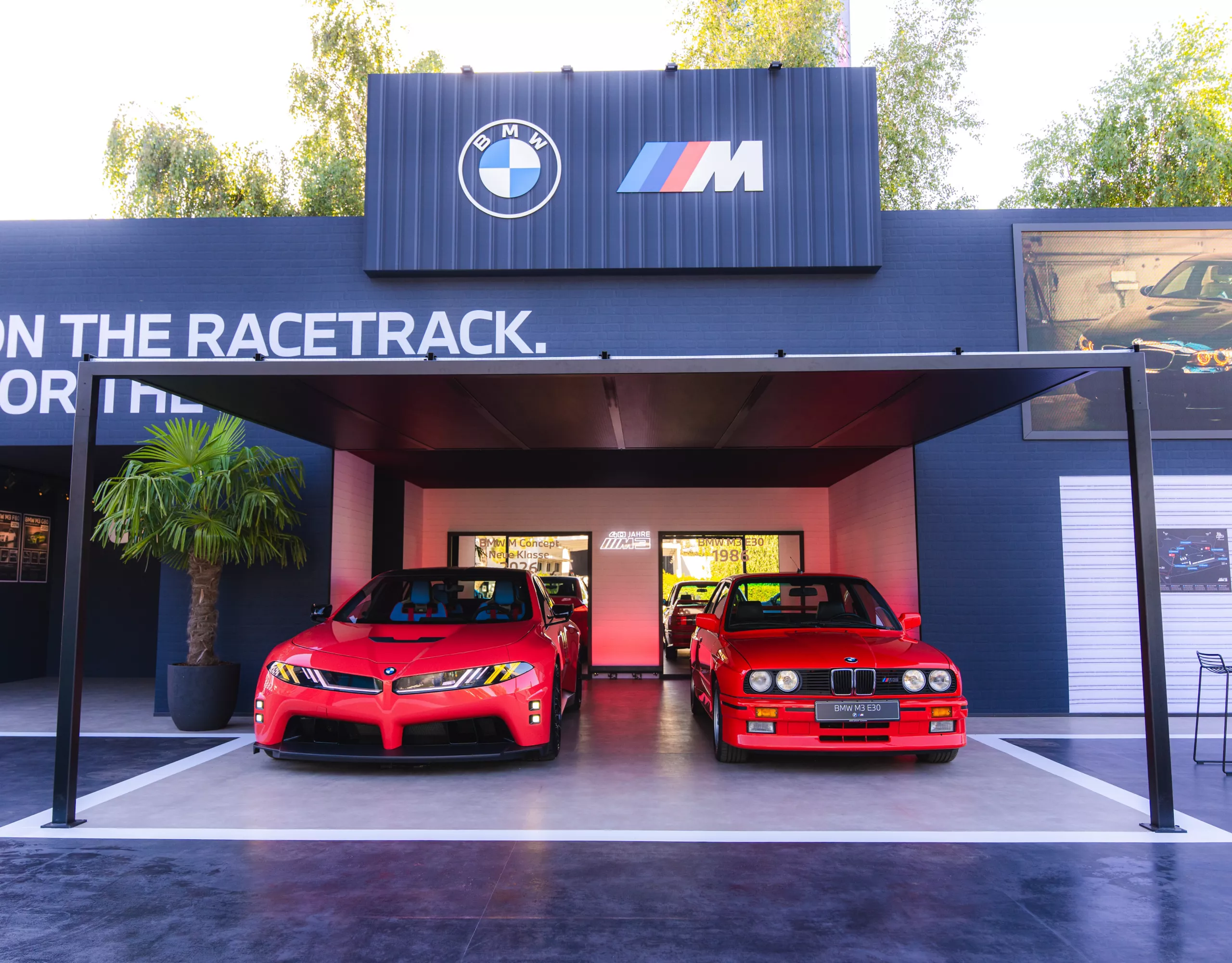Image du Stand BMW 2026 avec la BMW M3 E30 et la BMW M Concept Neue Klasse.