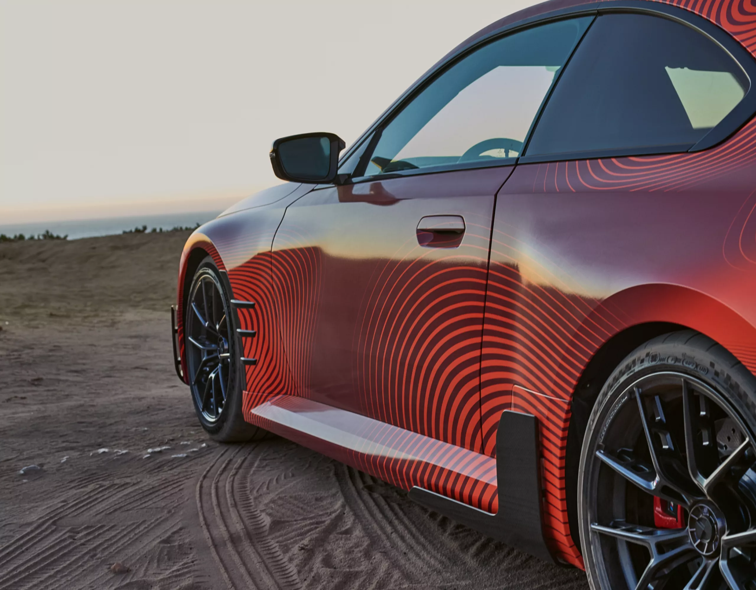 BMW mit M Performance Parts steht am Strand