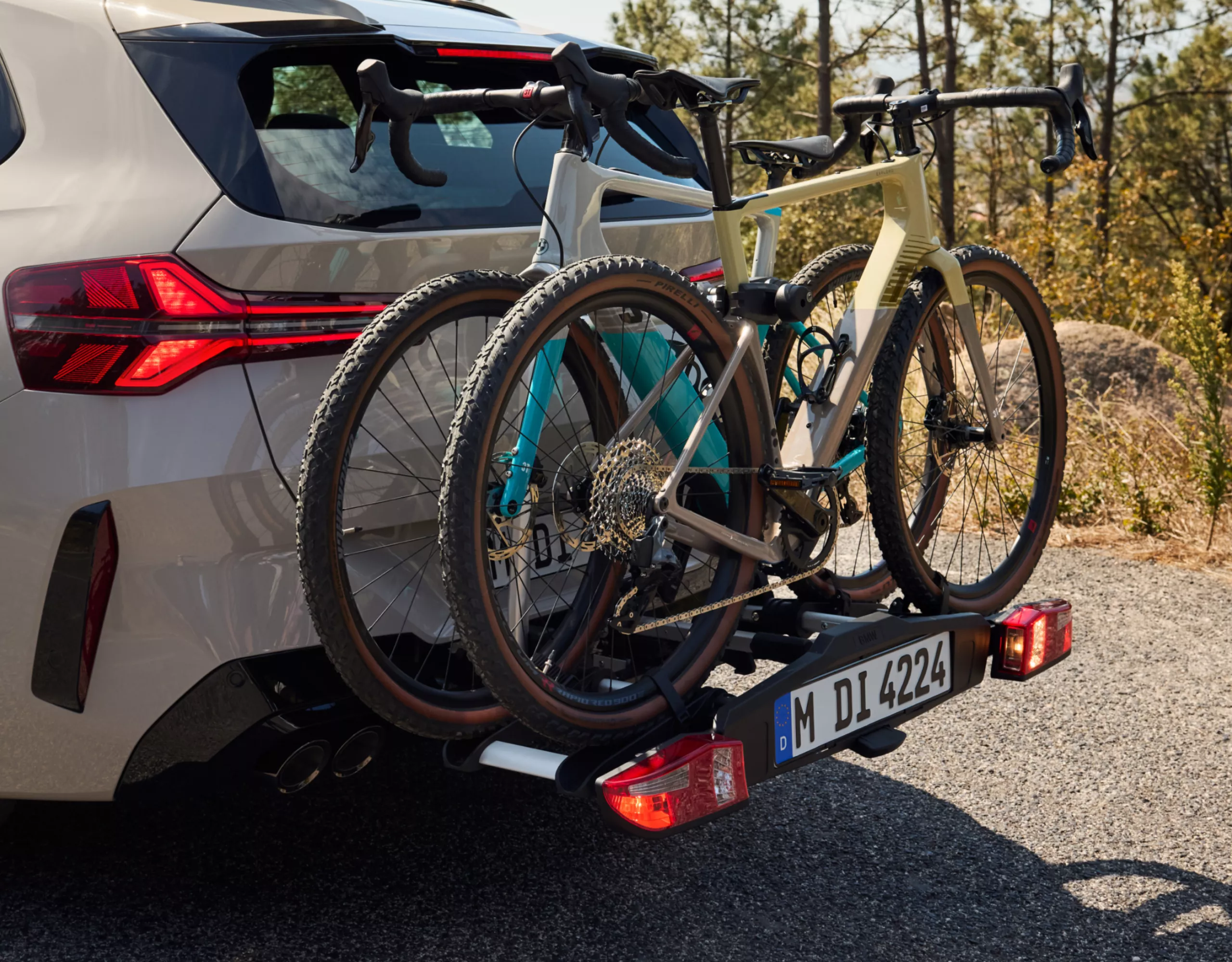 BMW met twee fietsen op de trekhaak-fietsendrager staat op straat