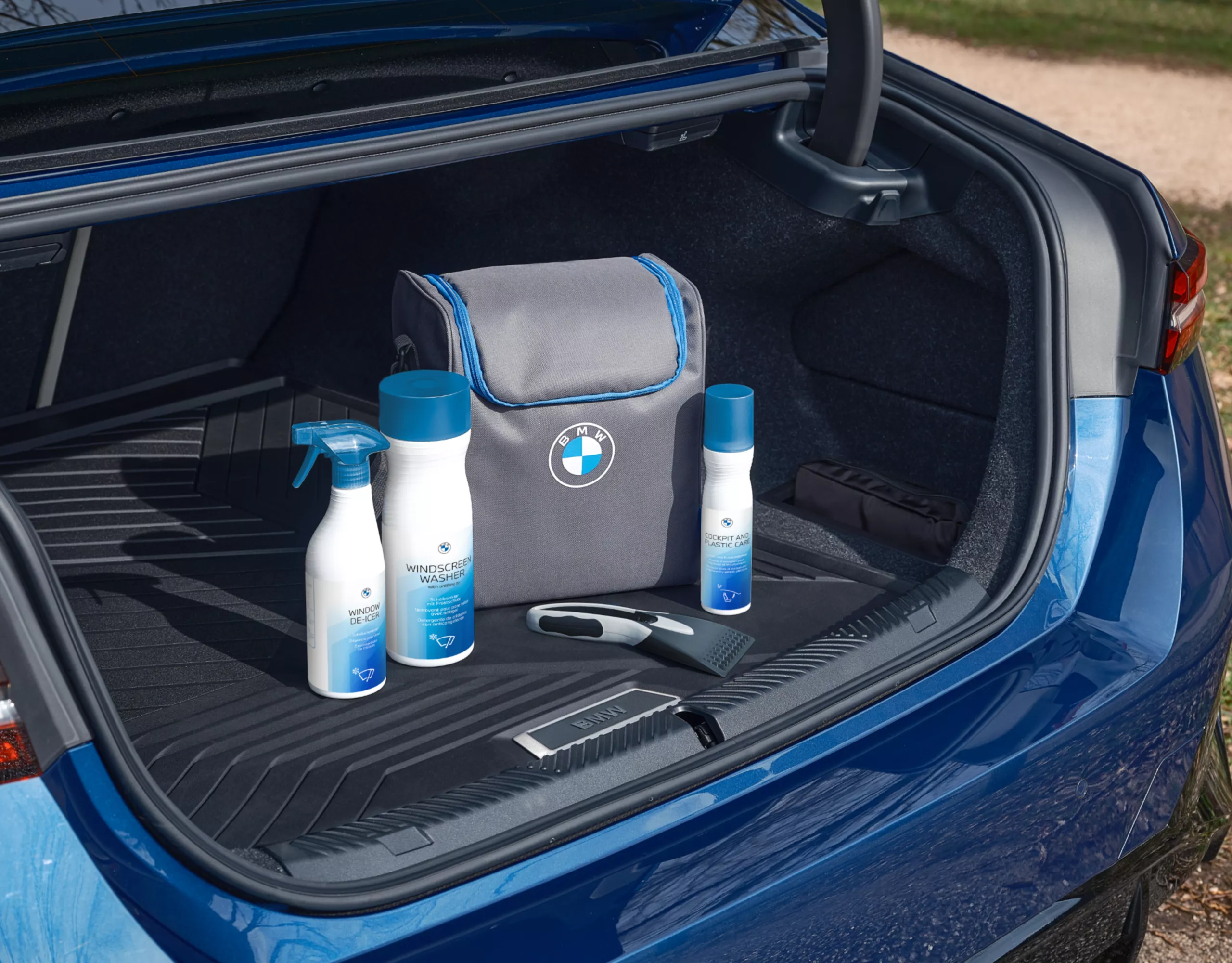 BMW Pflegeprodukte stehen im Kofferraum eines BMW
